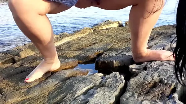 Vroči Wife pees outdoor on the beachnovi videoposnetki