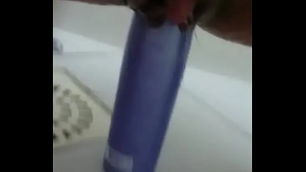 Stuffing the shampoo into the pussy and the growing clitoris Video baru yang populer