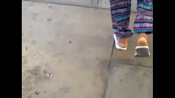 white flip flops Video baru yang populer