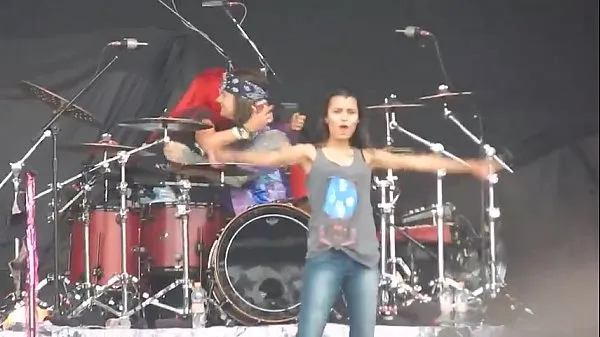 Video nóng Girl mostrando peitões no Monster of Rock 2015 mới