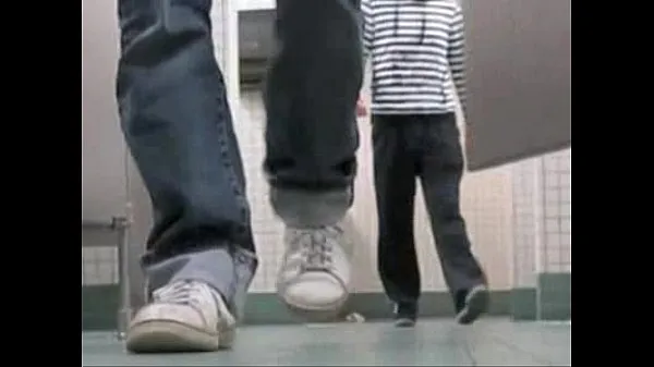 Twink showing off at public restroom Video baru yang populer