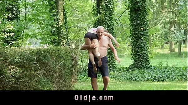 Populära Nagging little bitch gets old cock punishment in the woods nya videor