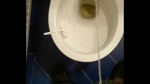 Kuumia Guy pissing in toilet uutta videota