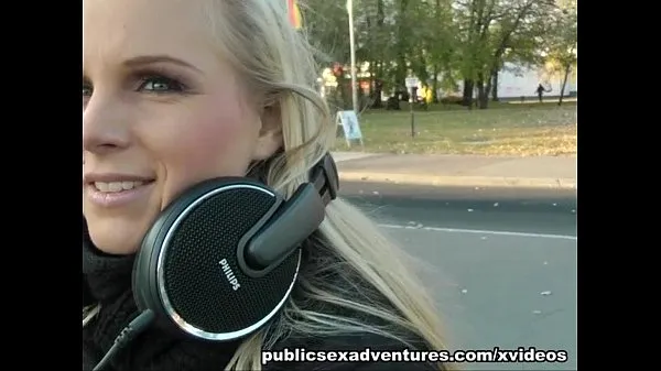 Vroči Blonde party girl loves outdoor fuckingnovi videoposnetki
