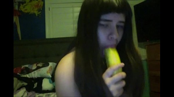Горячие Юная девушка с большими сиськами делает минет в банане новые видео