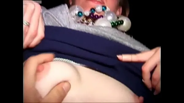 ホットBlonde Flashes Tits And Strangers Touch新しいビデオ