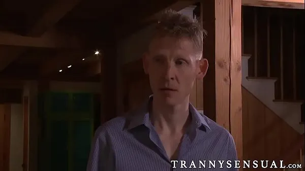 Καυτά Married couple Linda and Peter enjoy a threesome with tranny νέα βίντεο