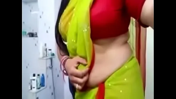 Kuumia Desi bhabhi hot side boobs and tummy view in blouse for boyfriend uutta videota