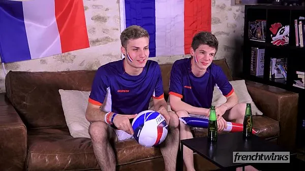 Populaire Two twinks support the French Soccer team in their own way nieuwe video's