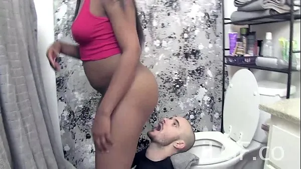 Hot Nikki Ford Toilet Farts in Mouth วิดีโอใหม่