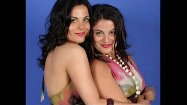 Vroči Identical Lesbian Twins posing together and showing allnovi videoposnetki