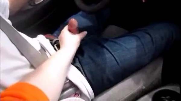 Vroči Wife Give Husband Handjob While Driving Making Him Cumnovi videoposnetki