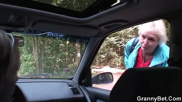 Καυτά Hitchhiking 70 years old granny riding roadside νέα βίντεο