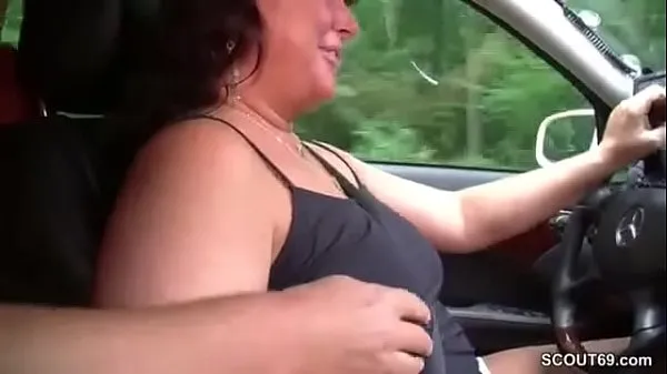 Hot MILF taxi driver lets customers fuck her in the car วิดีโอใหม่