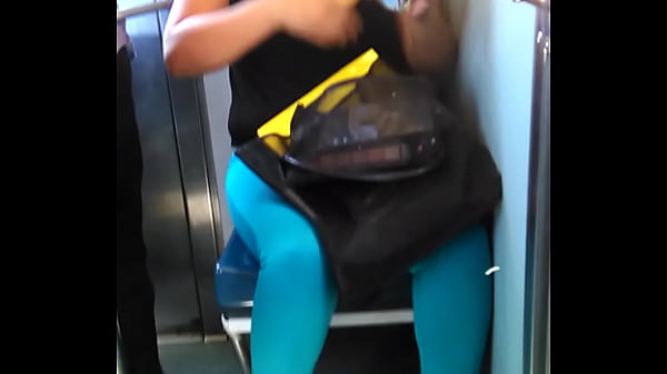 1 - beautiful subway girl in slippers exhibiting super cleavage novos vídeos interessantes