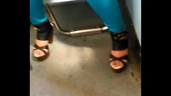 2 - hermosa chica del metro en zapatillas exhibiendo super escote Video baharu hangat