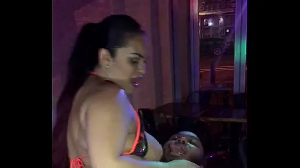 Yeni Videolar Fat woman dancing at the table dance