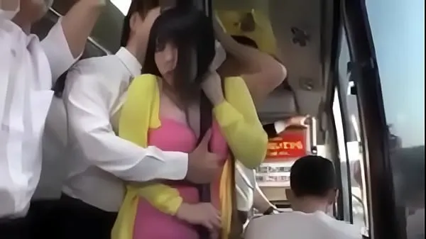 Hot young jap is seduced by old man in bus วิดีโอใหม่