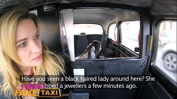 Горячие Female Fake Taxi Симпатичная брюнетка испытывает первый лесбийский оргазм с членом со страпоном новые видео