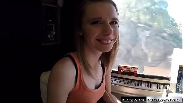 Катарина даёт в свою юную русскую киску на мчащемся поезде