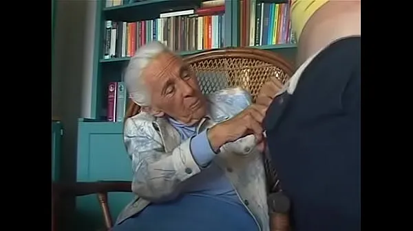 حار 92-years old granny sucking grandson مقاطع فيديو جديدة