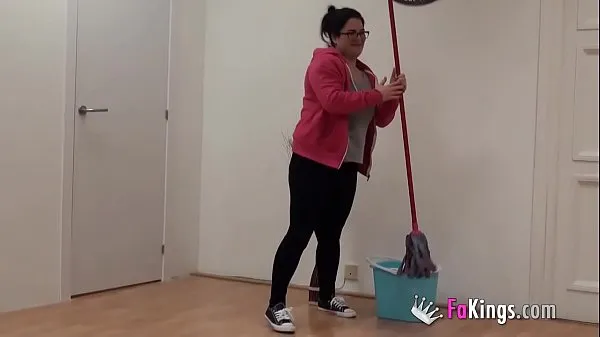 Hot Chubby cleaning lady fucks bald hunk วิดีโอใหม่