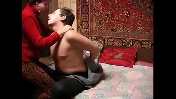Vroči Russian mature and boy having some fun alonenovi videoposnetki
