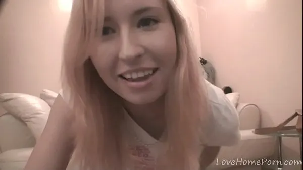 Heiße Wunderschöne Blondine neckt beim Tragen von Kleidung neue Videos