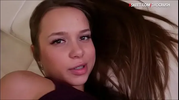 Vroči Pretty teen Liza Rowe and stepdad boningnovi videoposnetki