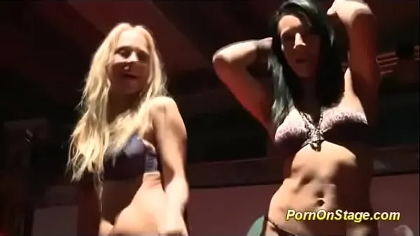 Populaire lesbian porn on public stage nieuwe video's