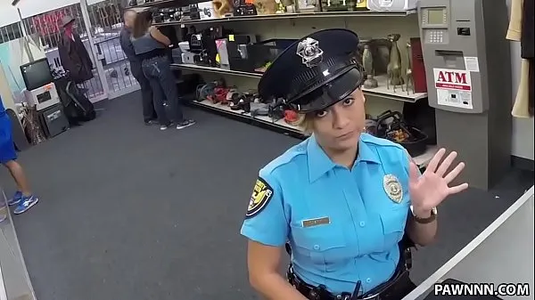 Populaire Ms. Police Officer Wants To Pawn Her Weapon - XXX Pawn nieuwe video's