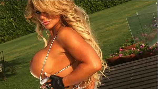 Népszerű Sophia Rossi in a hot swimsuit on a beach hot and sexy új videó