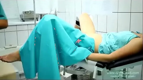 Vroči beautiful girl on a gynecological chair (33novi videoposnetki