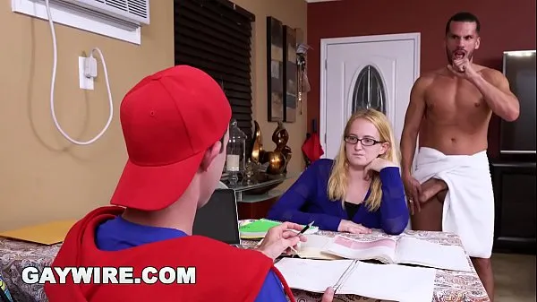 Népszerű GAYWIRE - Step Dad Helps His step Son Study, Gets Caught By step Mom új videó