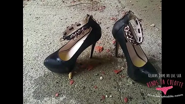 Hot Amateur - Dame Du Lac pees in her heels วิดีโอใหม่