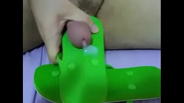 cum in the flip flops Video baru yang populer