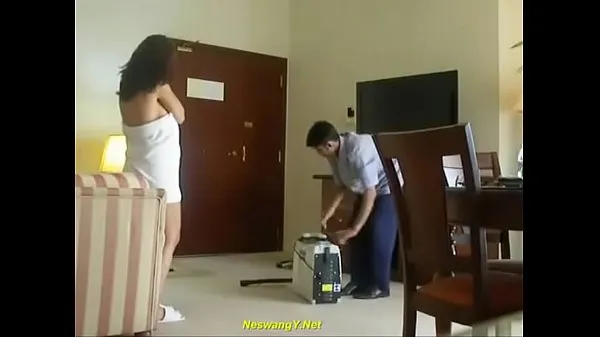Kuumia Indian Bhabhi flashing towel room service uutta videota