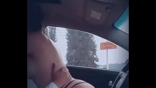 حار Fucking in the car by the road مقاطع فيديو جديدة