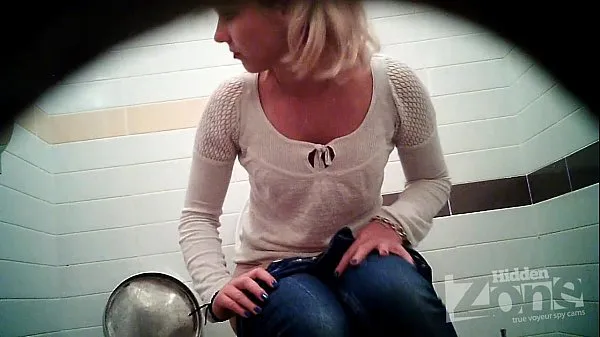 Populære Successful voyeur video of the toilet. View from the two cameras nye videoer