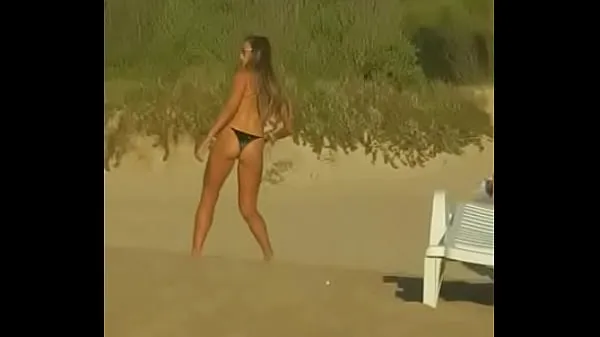 Vroči Beautiful girls playing beach volleynovi videoposnetki