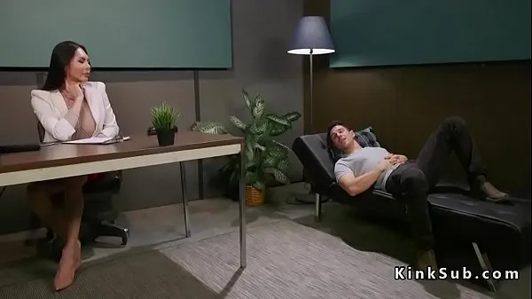 Tranny doctor bangs dude on the sofa Video baru yang populer