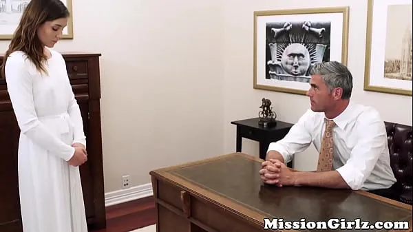 Mormon elder inspects virgin pussy before fingerfucking her Video baru yang populer