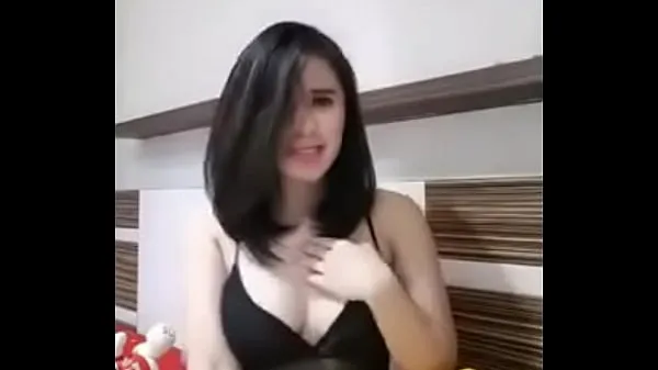 Gorące Indonesian Bigo Live Shows off Smooth Tits nowe filmy