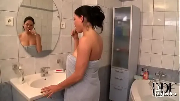 Vroči Girl with big natural Tits gets fucked in the showernovi videoposnetki