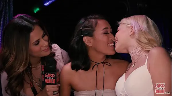 Népszerű GIRLS GONE WILD - Young Riley Experience Lesbian Sex For First Time új videó