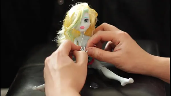 BEAUTIFUL Lagoona doll (Monster High) gets DRENCHED in CUM 19 TIMES Video baharu hangat