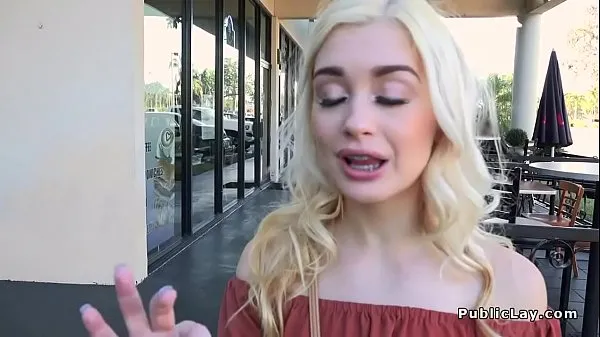 Populære Blonde teen rides cowgirl in public nye videoer