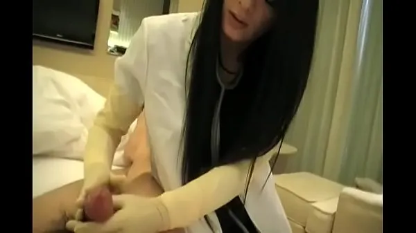 Dark hair nurse giving a latex glove handjob Video baru yang populer