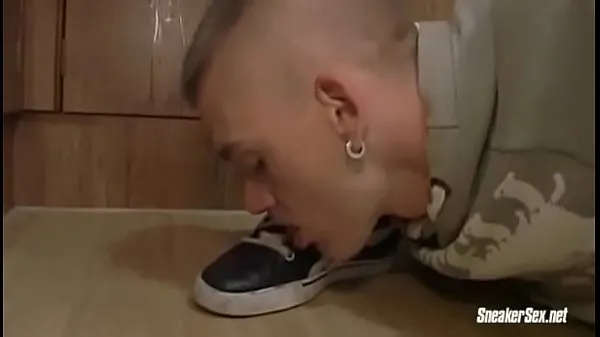 Hot Délicieuse vidéo de plusieurs hommes ayant des relations sexuelles avec des chaussures Nike et Adidas et portant également des chaussettes Partie 1 nouvelles vidéos 