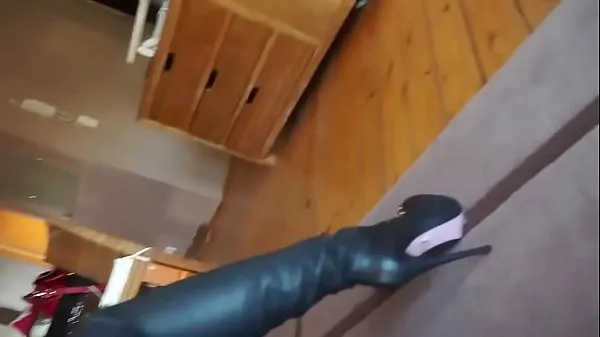 Vroči julie skyhigh fitting her leather catsuit & thigh high bootsnovi videoposnetki